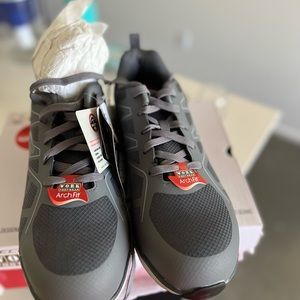 Skechers Men’s Size 10.5 - SKECHERS Work

Arch Fit SR - Vigorit Alloy Toe